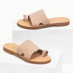 Ολοκαίνουργιο ⌛ Το φθηνότερο 🔔 Σανδάλια δερμάτινα Estil με ανάγλυφο Snakeprint - Μπεζ 🧨 👍