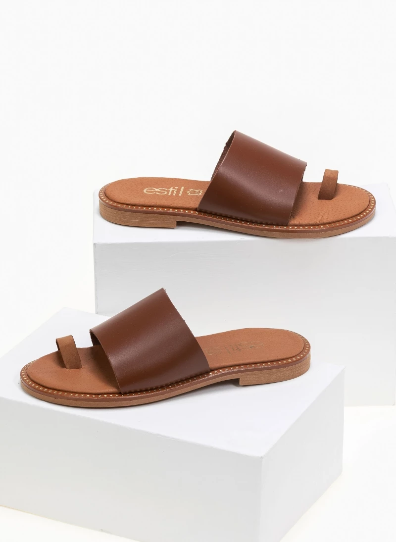 Ολοκαίνουργιο ⭐ Εκπτωση ⌛ Σανδάλια δερμάτινα Estil με φαρδιά φάσα - Ταμπά 🎉 🧨