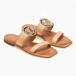 Αγορά 😍 Καλύτερη πώληση 🥰 IRIS Σανδάλια δερμάτινα Flat με V μεταλλικό διακοσμητικό - Φυσικό ❤️ ⭐