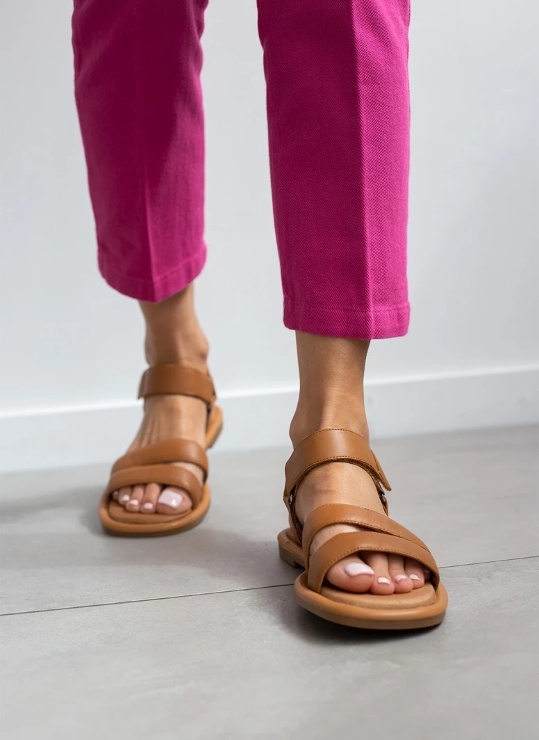 Αγορά ❤️ Εκπτωση 😍 CARMELA Πέδιλα δερμάτινα φλατ με διπλή φάσα 68558 - Κάμελ 🎉 💯 - Image 7