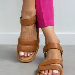 Αγορά ❤️ Εκπτωση 😍 CARMELA Πέδιλα δερμάτινα φλατ με διπλή φάσα 68558 - Κάμελ 🎉 💯